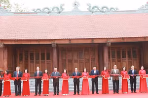 Các đại biểu thực hiện nghi thức cắt băng khánh thành.