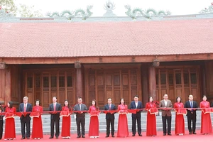 Các đại biểu thực hiện nghi thức cắt băng khánh thành.