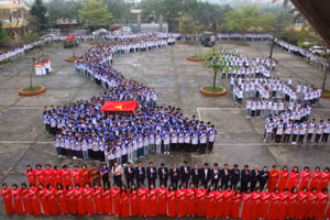 Hơn 1600 học sinh Trường THPT Vũ Tiên xếp hình Tổ quốc khi thực hiện nghi thức chào cờ.