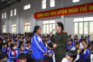 Học sinh Trường THCS Thái Phương giao lưu với diễn giả.