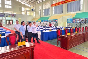 Lãnh đạo Sở GD&ĐT tỉnh Hưng Yên kiểm tra công tác chuẩn bị cho lễ khai mạc.