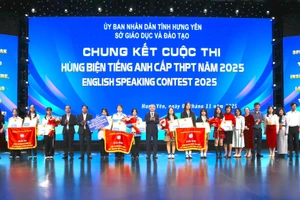 Ban tổ chức chúc mừng các đội đoạt giải.