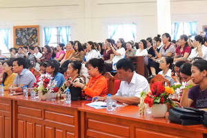 Giáo viên dự khai mạc lớp bồi dưỡng nghệ thuật chèo.