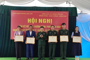 Ban Chỉ huy Bộ đội Biên phòng tỉnh Hưng Yên khen thưởng các 5 cá nhân có thành tích tiêu biểu.