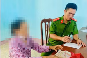 Bà N.T.L được Công an xã Vũ Quý giải thích, động viên không bị sa bẫy kẻ lừa đảo. Ảnh: Công an Hưng Yên.