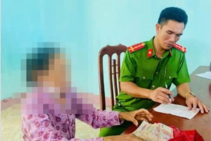 Bà N.T.L được Công an xã Vũ Quý giải thích, động viên không bị sa bẫy kẻ lừa đảo. Ảnh: Công an Hưng Yên.