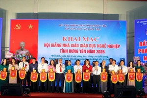 Lãnh đạo Sở GD&ĐT tỉnh Hưng Yên trao cờ lưu niệm và quà tặng cho các đoàn tham dự hội giảng.