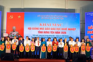 Lãnh đạo Sở GD&ĐT tỉnh Hưng Yên trao cờ lưu niệm và quà tặng cho các đoàn tham dự hội giảng.