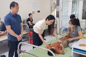 Lãnh đạo Sở GD&ĐT Hưng Yên thăm hỏi, động viên các trường hợp đang còn nằm theo dõi tại Bệnh viện đa khoa Phụ Dực.