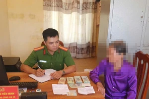 Cán bộ công an xã Đông Thái Ninh giải thích, cảnh báo cho bà S về thủ đoạn của kẻ lừa đảo. Ảnh: TG