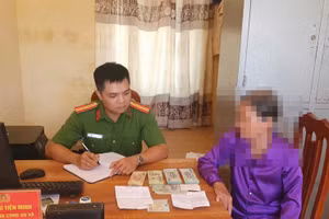 Cán bộ công an xã Đông Thái Ninh giải thích, cảnh báo cho bà S về thủ đoạn của kẻ lừa đảo. Ảnh: TG