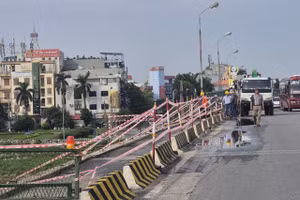 Cơ quan chức năng căng dây cảnh báo nhằm bảo đảm an toàn cho người và phương tiện lưu thông qua khu vực.