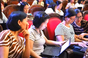 Cán bộ, giáo viên thực hành vận dụng các kỹ năng sử dụng công cụ AI.