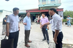 Tổ công tác Chi cục an toàn vệ sinh thực phẩm Hưng Yên xuống hiện trường xác minh vụ việc.