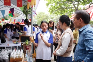 Học sinh Trường THPT Vũ Tiên giới thiệu sản phẩm STEM.