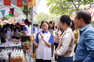 Học sinh Trường THPT Vũ Tiên giới thiệu sản phẩm STEM.