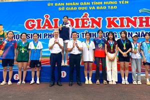 Lãnh đạo Sở GD&ĐT tỉnh Hưng Yên trao giải cho các vận động viên có thành tích xuất sắc.