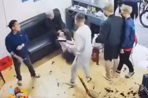 Nhóm đối tượng sử dụng hung khí đe dọa, uy hiếp tinh thần và đánh gây thương tích cho anh D.V.T. Ảnh Công an tỉnh Hưng Yên