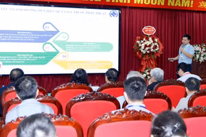 ThS.BS. Hoàng Tuấn (Trung tâm Ghép tạng, Bệnh viện Hữu nghị Việt Đức) báo cáo khoa học tại hội thảo.
