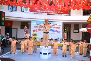 Các em nhỏ được cán bộ Phòng CSGT hướng dẫn thực hành làm CSGT nhí.