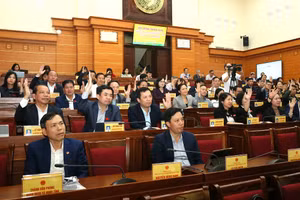 Các đại biểu biểu quyết thông qua nghị quyết tại kỳ họp. Ảnh Tất Đạt