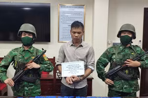 Hứa Văn Xương cùng tang vật tại cơ quan chức năng. Ảnh: Ban Chỉ huy BĐBP tỉnh Hưng Yên