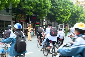 Lực lượng CSGT, Công an tỉnh Hưng Yên điều tiết giao thông tại khu vực cổng trường.