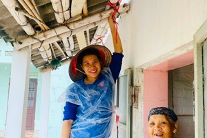 Tuổi trẻ Hưng Yên tích cực hỗ trợ người dân chằng chống nhà cửa.