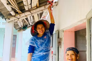 Tuổi trẻ Hưng Yên tích cực hỗ trợ người dân chằng chống nhà cửa.