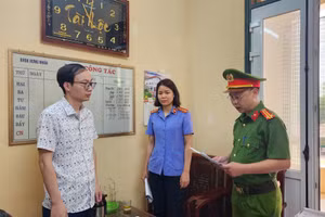 Cơ quan điều tra thi hành Quyết định tố tụng. (Ảnh: Công an tỉnh Hưng Yên)