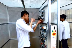 Sinh viên ngành điện tử thực tập trong giờ thực hành.