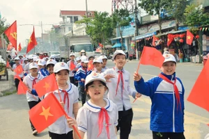 Học sinh các trường học trên địa bàn xã Hưng Hà diễu hành.