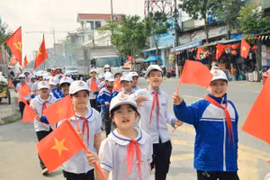 Học sinh các trường học trên địa bàn xã Hưng Hà diễu hành.