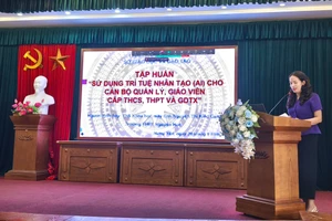 Báo cáo viên truyền đạt các kiến thức cơ bản trong sử dụng AI tại điểm cầu Sở GD&ĐT Hưng Yên.