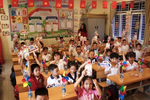 Học sinh Trường TH Trần Hưng Đạo trong ngày đầu đến lớp.