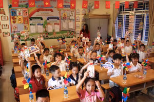 Học sinh Trường TH Trần Hưng Đạo trong ngày đầu đến lớp.