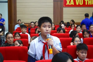 Các em học sinh đã mạnh dạn bày tỏ tâm tư nguyện vọng tới lãnh đạo địa phương.
