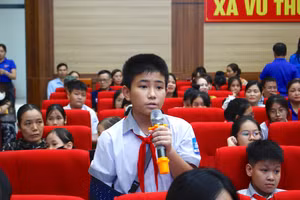 Các em học sinh đã mạnh dạn bày tỏ tâm tư nguyện vọng tới lãnh đạo địa phương.
