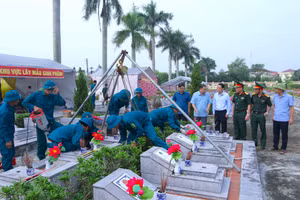 Lực lượng chức năng lấy mẫu sinh phẩm hài cốt liệt sĩ tại Nghĩa trang Liệt sĩ Đông Hưng. Ảnh: Đinh Chiến