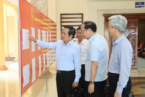 Chủ tịch UBND tỉnh Hưng Yên cùng tổ công tác kiểm tra danh sách niêm yết người ứng cử và cử tri tại trụ sở phường Phố Hiến. Ảnh Tất Đạt