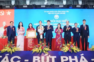 Thừa ủy quyền của Chủ tịch nước, ông Trần Quốc Toản, Phó Bí thư Thường trực Tỉnh ủy Hưng Yên trao Huân chương Lao động hạng Nhì cho Hiệp hội Doanh nghiệp tỉnh Hưng Yên.