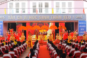 Màn trống hội khai mạc của học sinh Trường Tiểu học Kỳ Bá (phường Trần Lãm).