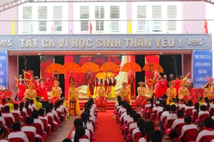 Màn trống hội khai mạc của học sinh Trường Tiểu học Kỳ Bá (phường Trần Lãm).