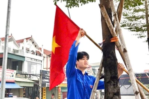 Đoàn viên treo cờ Tổ quốc trên các tuyến đường, khu vực công cộng, tạo không khí trang nghiêm, phấn khởi. 