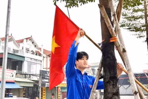 Đoàn viên treo cờ Tổ quốc trên các tuyến đường, khu vực công cộng, tạo không khí trang nghiêm, phấn khởi. 