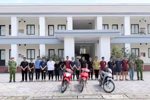 Nhóm thanh thiếu niên tại Cơ quan Công an. Ảnh: Công an tỉnh Hưng Yên