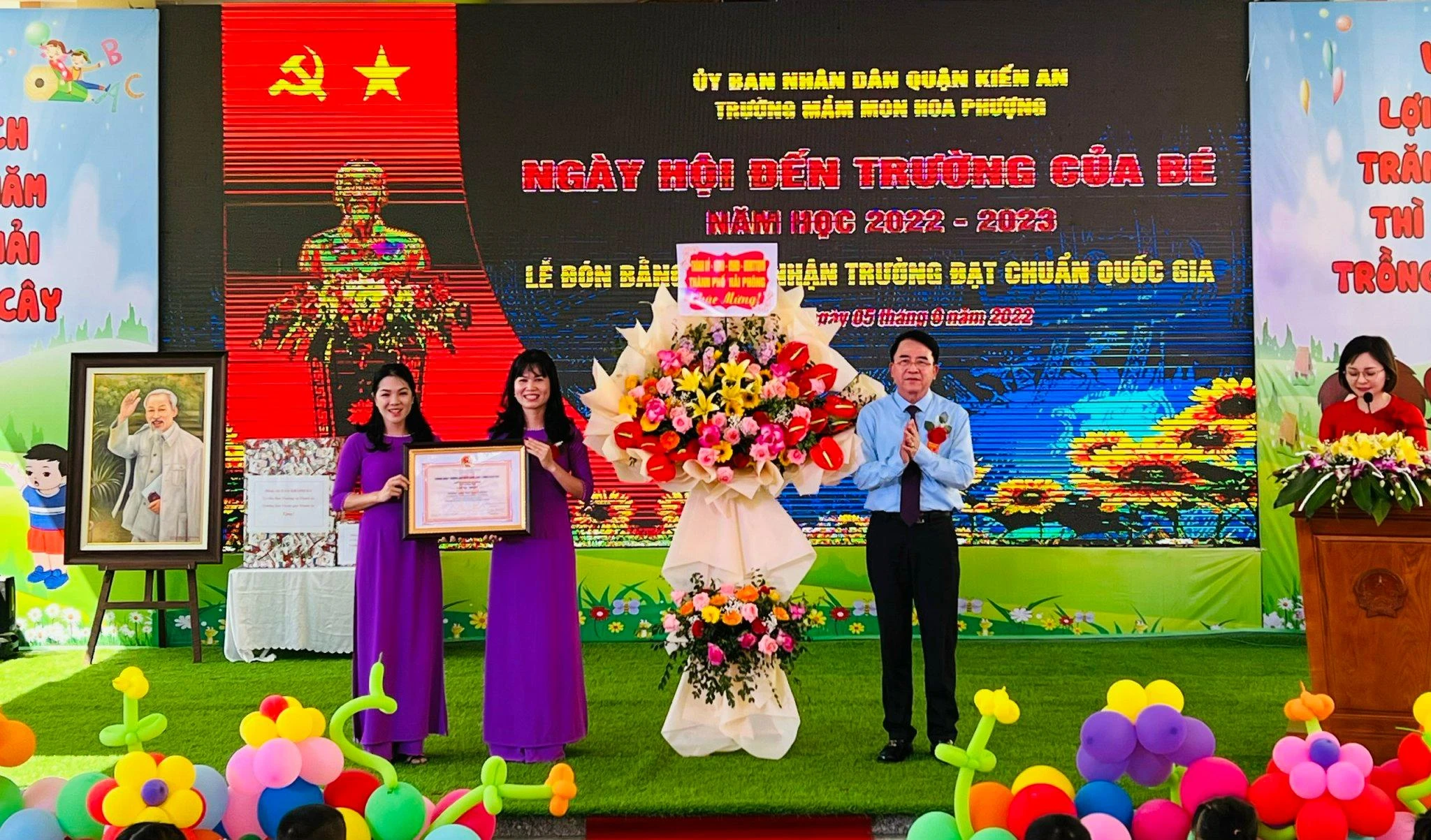 Ông Lê Khắc Nam - Phó Chủ tịch UBND TP Hải Phòng trao Bằng công nhận trường đạt chuẩn quốc gia cho Trường Mầm non Hoa Phượng.