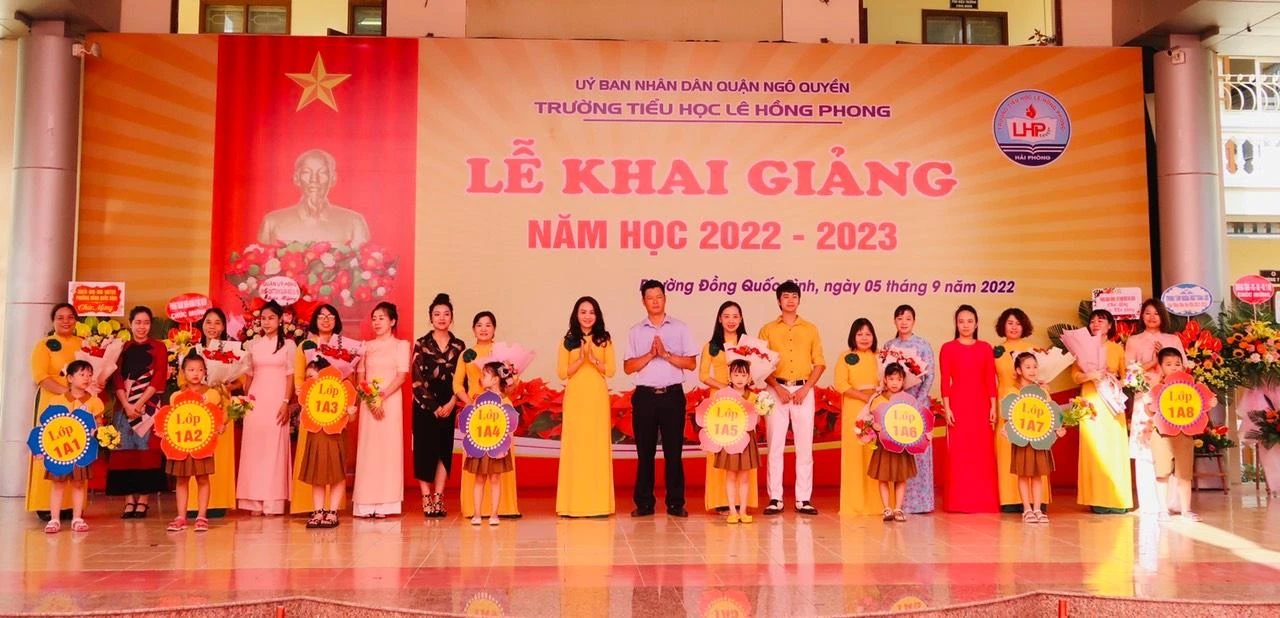 Lãnh đạo địa phương cùng Hiệu trưởng Trường Tiểu học Lê Hồng Phong quận Ngô Quyền tặng hoa cho cô trò lớp 1.