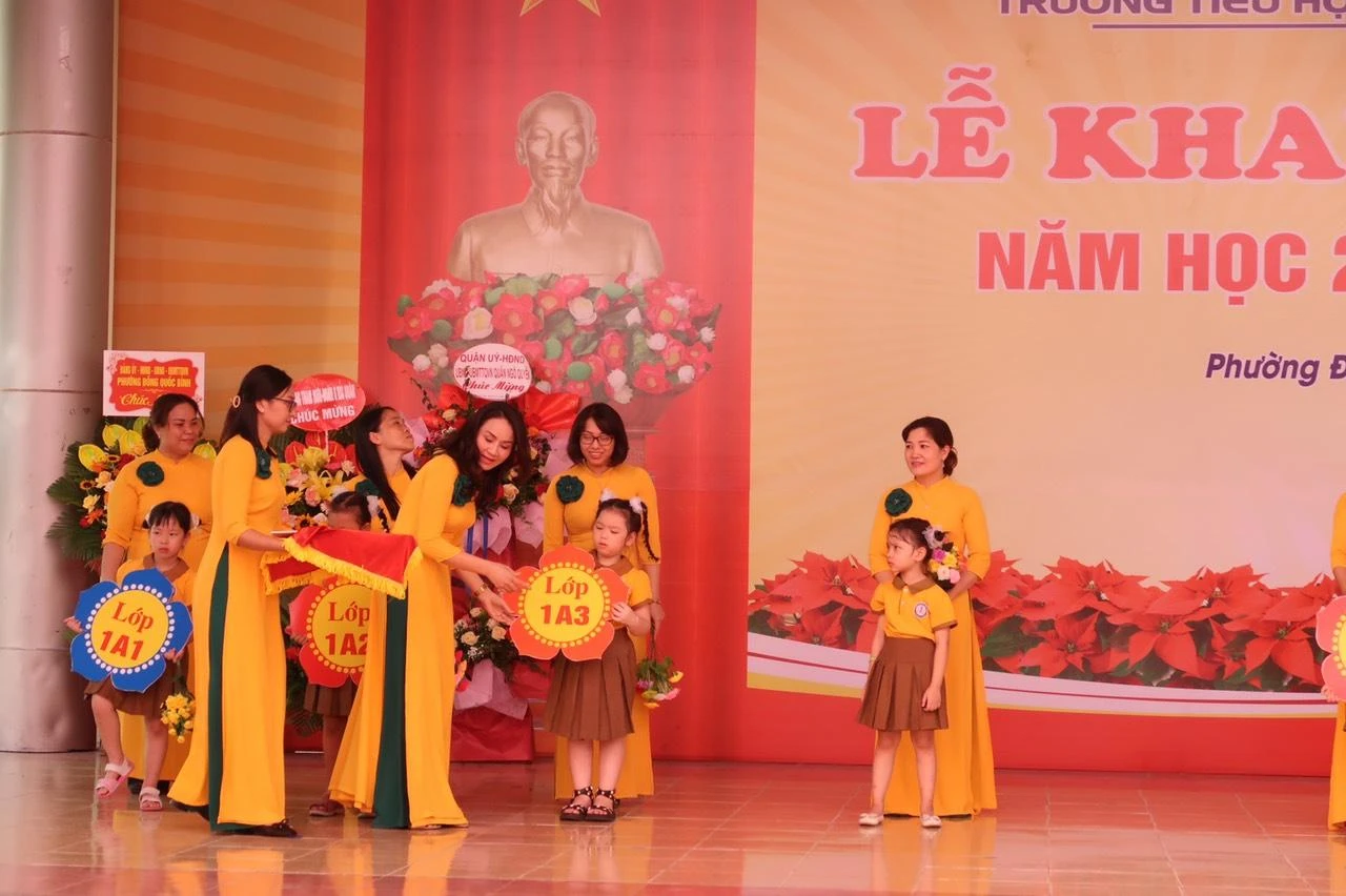 Cô Nguyễn Thị Thu Hương- Hiệu trưởng Trường Tiểu học Lê Hồng Phong, quận Ngô Quyền trao biển lớp cho cô trò lớp 1.