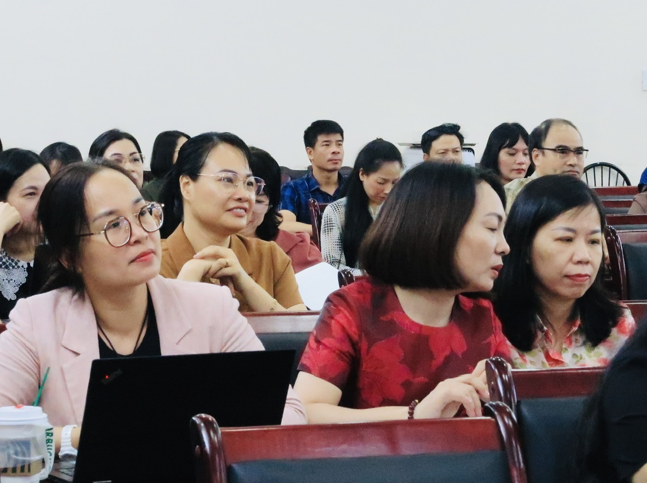 Cán bộ, giáo viên ngành Giáo dục Hải Phòng tham dự tại Điểm cầu trung tâm Sở. Cán bộ, giáo viên ngành Giáo dục Hải Phòng tham dự tại Điểm cầu trung tâm Sở.